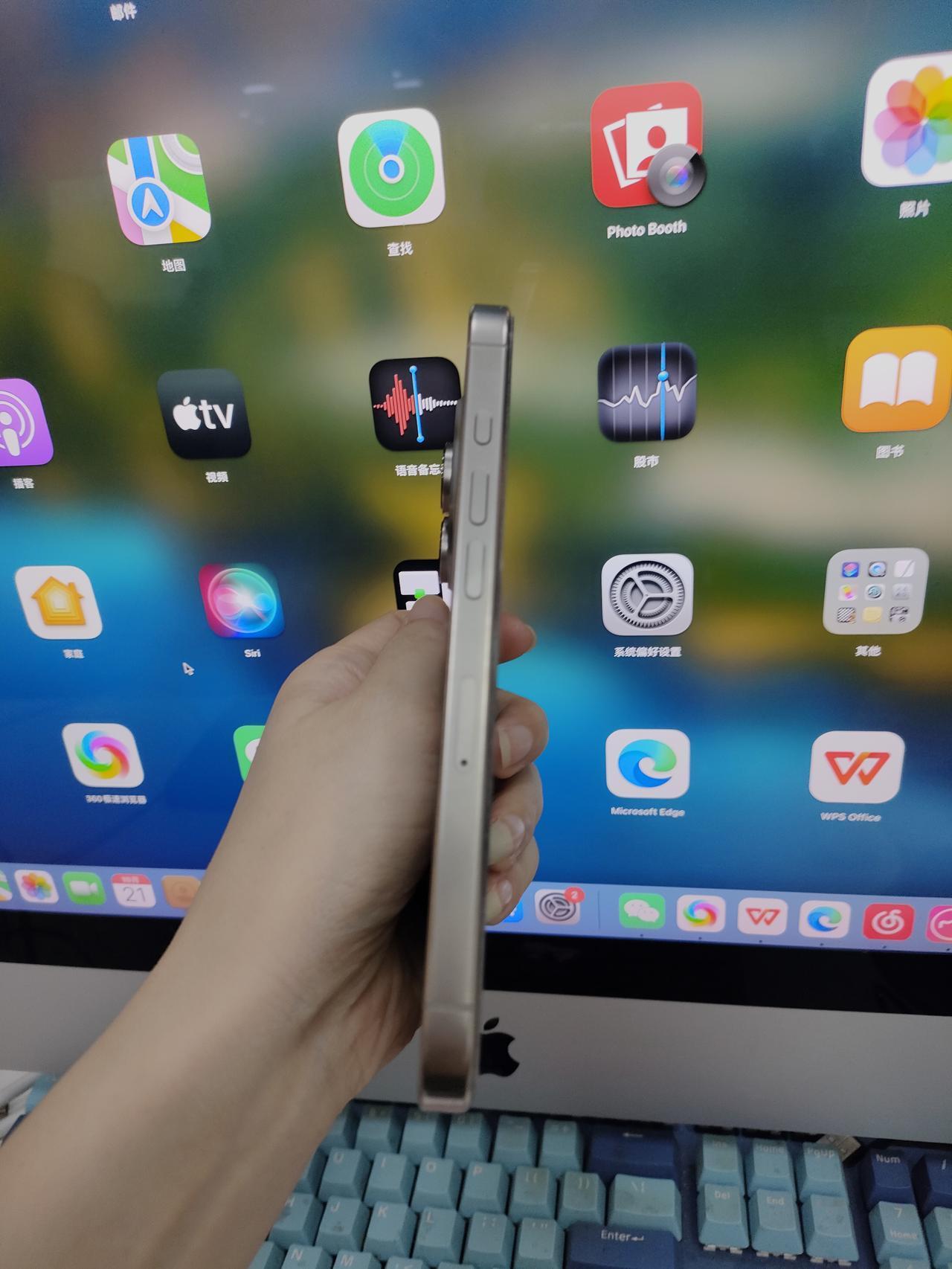 果然，没有对比就没有伤害😓本来还觉得iPhone16Pro的原色边框看