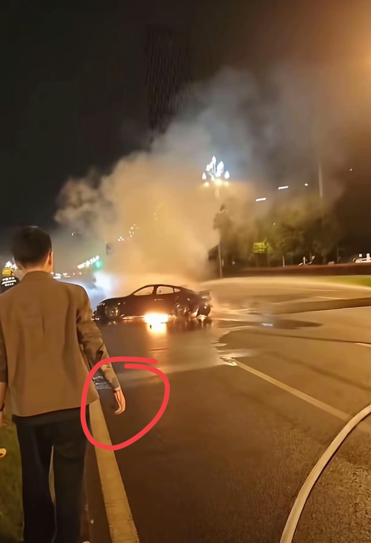 这小伙子手都砸破了，虽然没有营救成功，但在场的几位男士都是好样的！他们都拼了全力