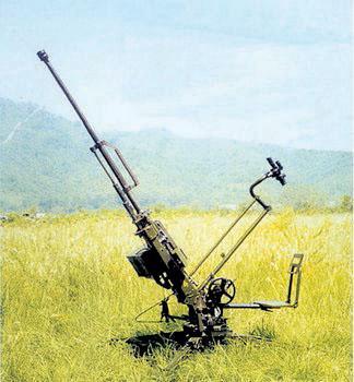 军事话题：高射机枪平射有多恐怖？在旁边被震得都受不了，打碉堡、装甲车像开罐头一样