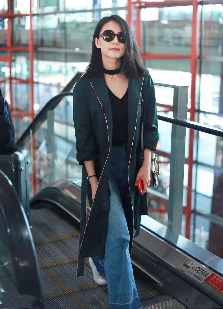 不内耗的人，连穿搭都在写“松弛感”刷到这组机场图直接被戳中！这一身墨绿睡袍风大衣