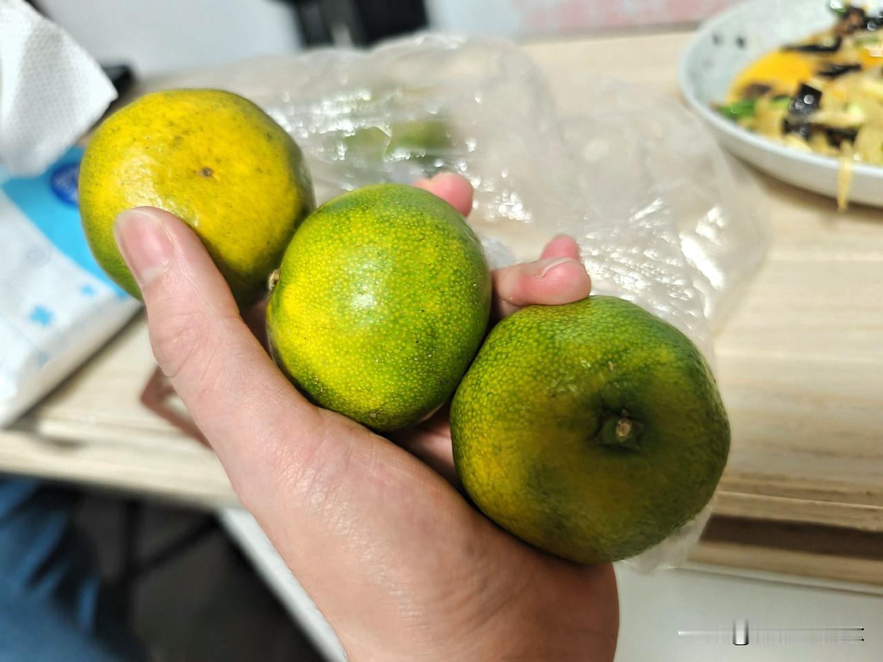拼多多上买的橘子简直了，差点牙没掉太酸了太像吃橘子了，就网上买了点钱不多