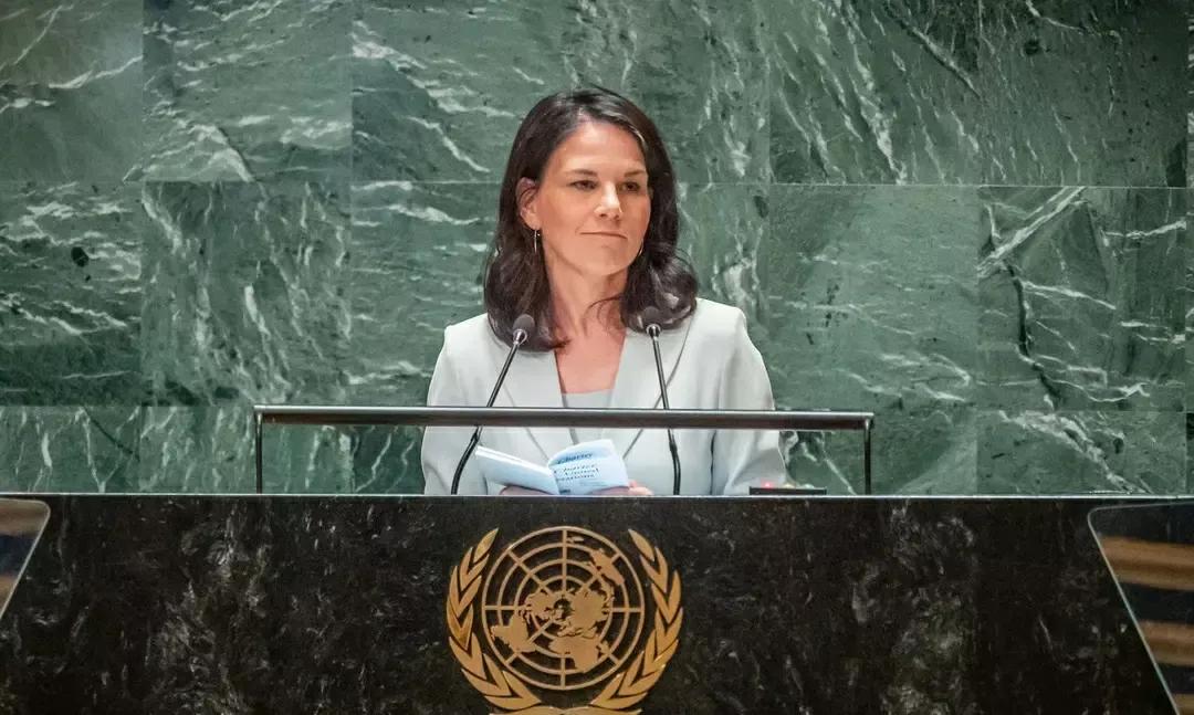 德国前外长安娜莱娜·贝尔伯克在纽约联合国总部举行的全体会议上，以167票当选联合