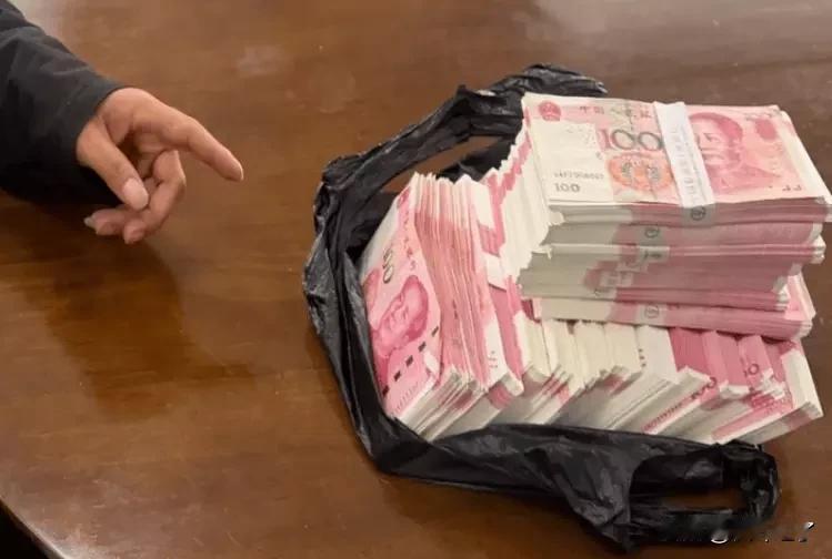 今天周末，打扫卫生的时候，想着好久没有开电视了，这电视，隔段时间即使不看，也得打