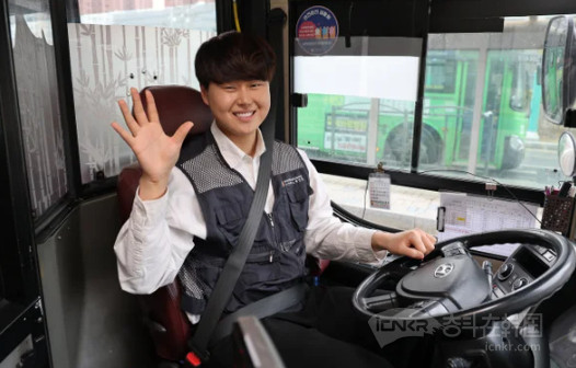 【每天只上9小时班、起薪5000万韩元！韩国年轻人疯抢这个职业】海外新鲜事热点