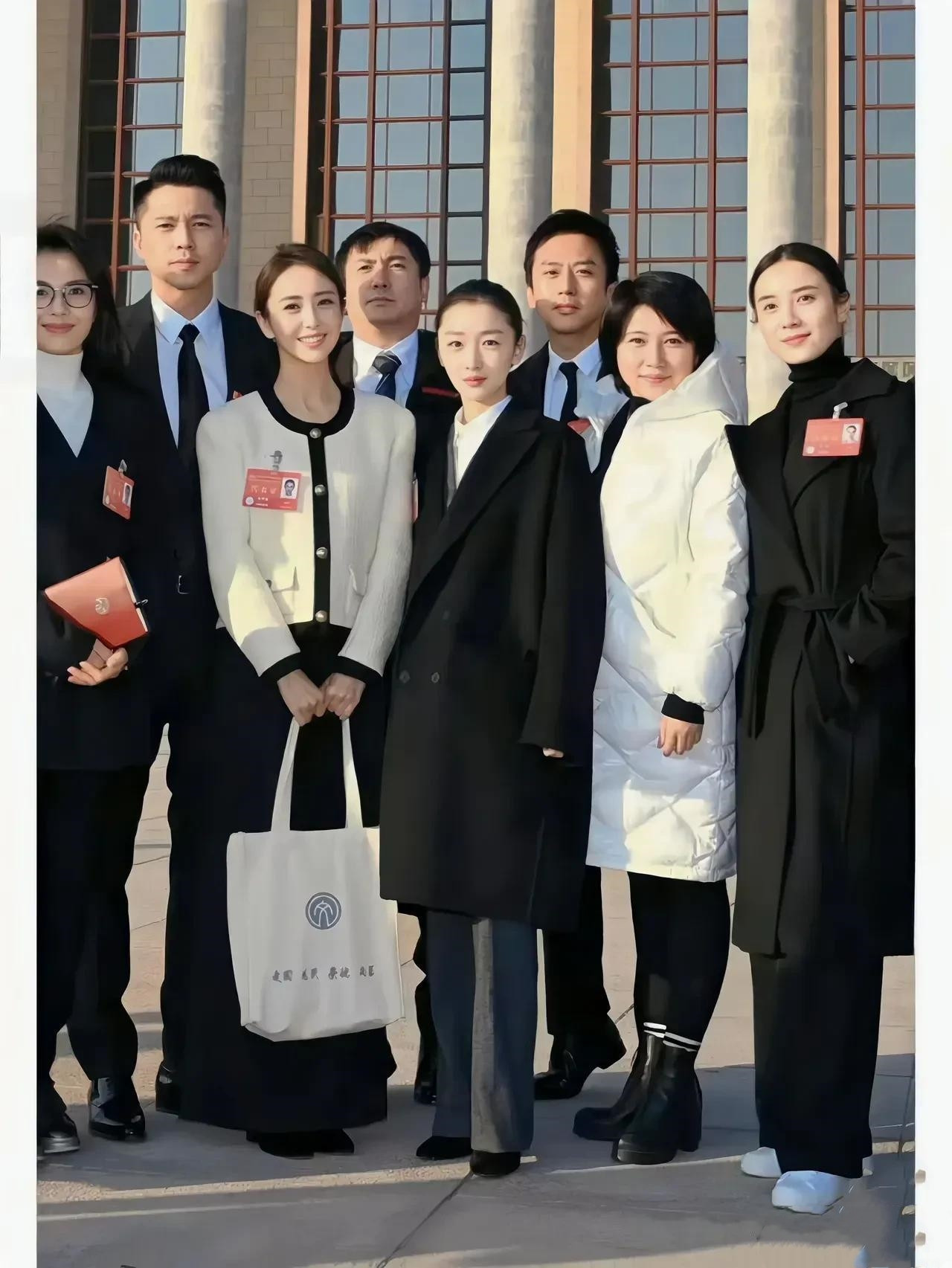 这张照片真的很有趣，这里面的人都是现在国内演艺圈的当红大咖，有佟丽娅、周冬雨、颜