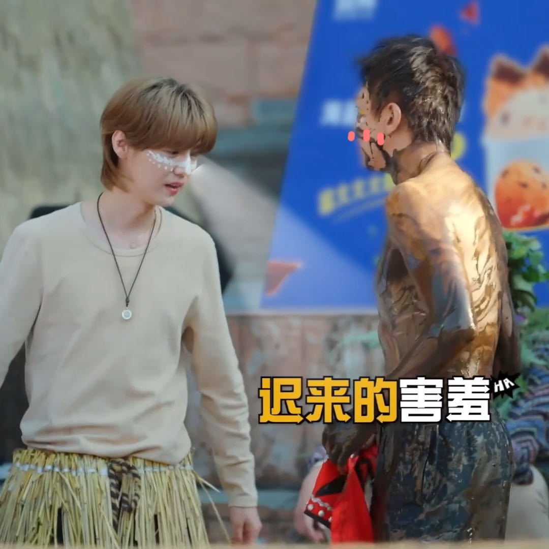 邓超问鹿晗身材不难看吧哈哈哈哈哈邓超在线求夸身材，鹿晗光速捧场附和，炫耀完还害羞