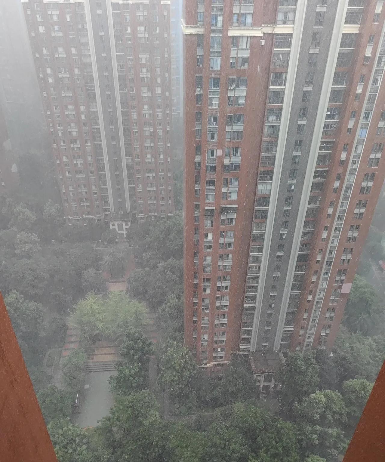 六月的天，孩子的脸。前一秒还是阳光正好，下一秒就是大雨倾盆，无聊的我，一