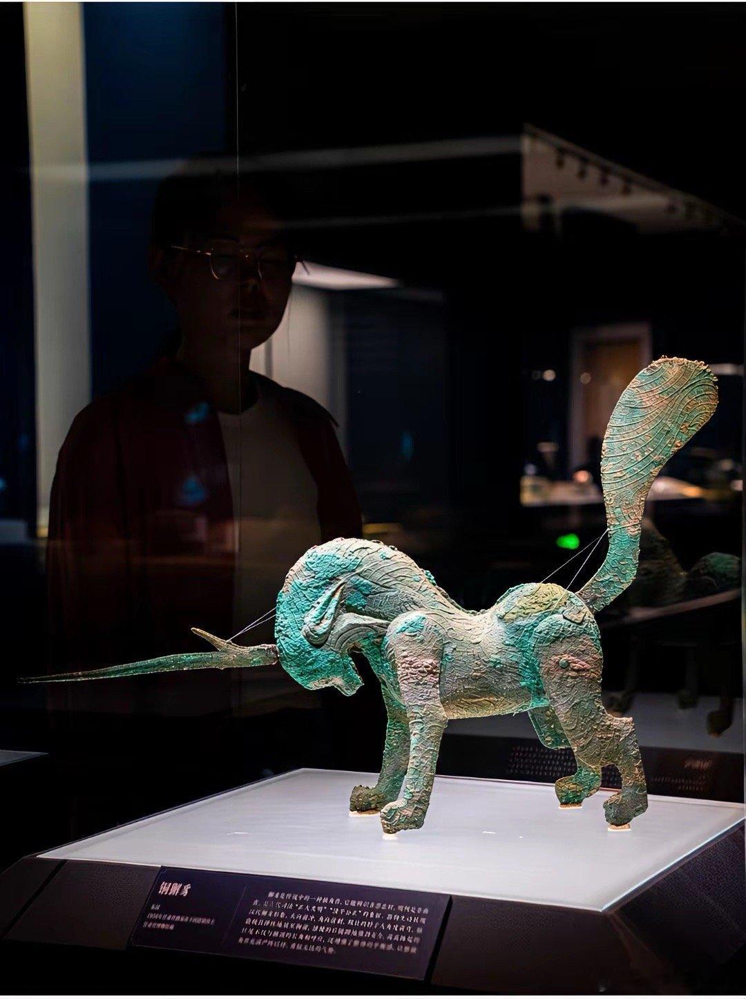 南京博物院这事儿，有点意思。前脚刚说院长在接受调查，后脚全国17家大馆就齐刷刷闭