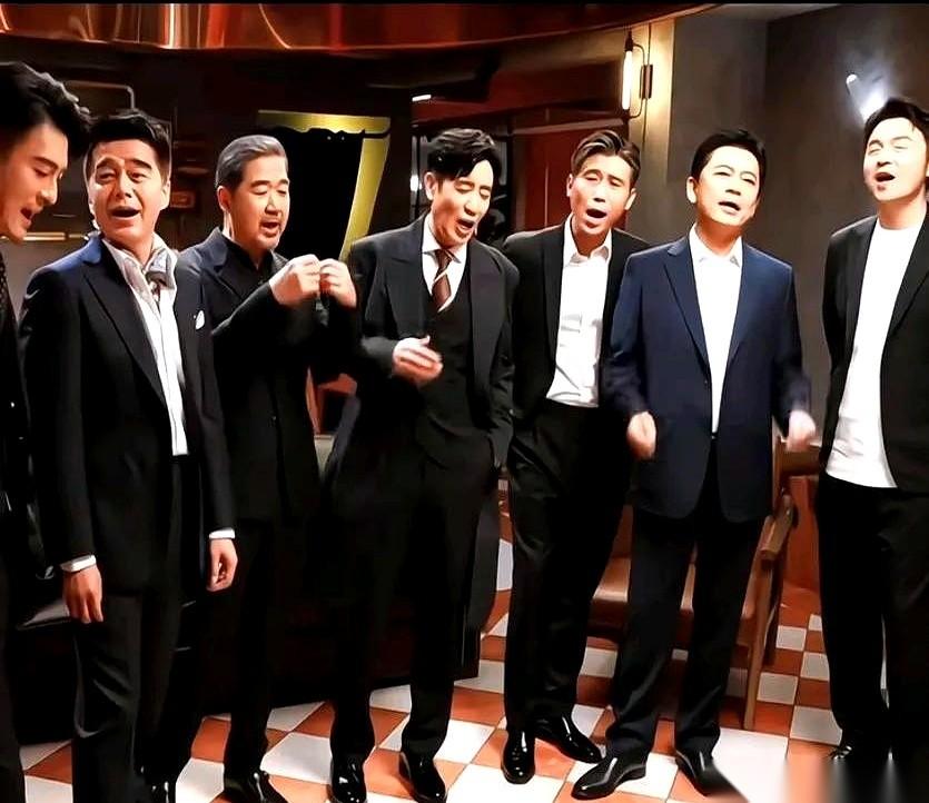 刷到一张合影，差点没给我笑岔气。一帮我们熟得不能再熟的男明星，结果最中间，那个