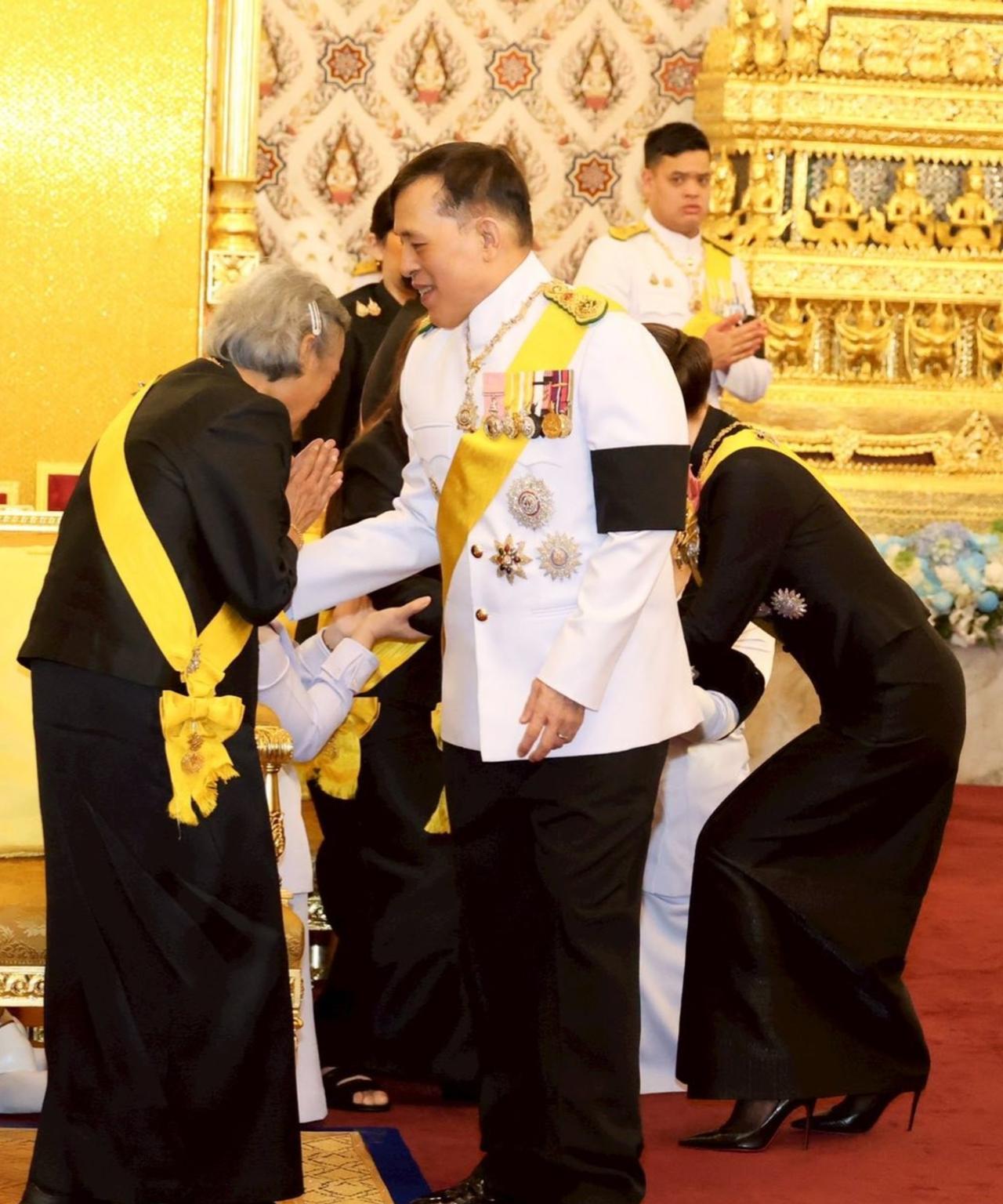 泰王的灿烂笑容，都给了妹妹诗琳通公主11月7日下午5点18分，国王与王后乘皇家