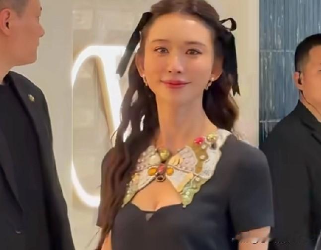 别喷我，林志玲这身装扮有点“女优感”，发型显得太刻意。其实她完全没必要硬撑