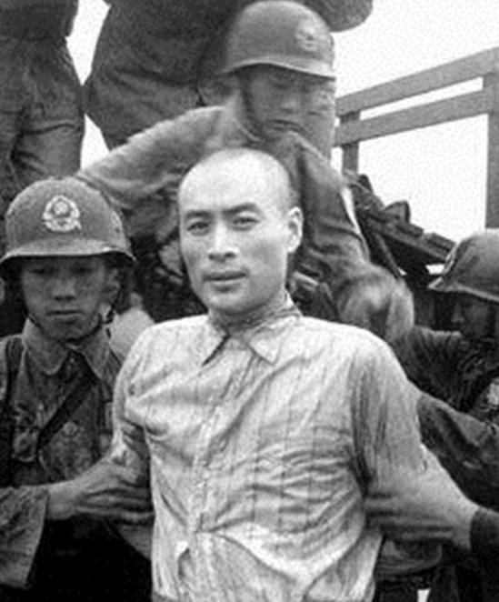 四川省有一个越狱逃跑的罪犯，叫金耻，他私自用萝卜刻了朝鲜人民军的图章，拿着朝鲜人