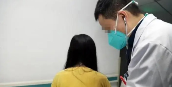 浙江杭州，一女子下体不适，便到医院挂了急诊做阴超。B超室只有一位男医生，检查过程