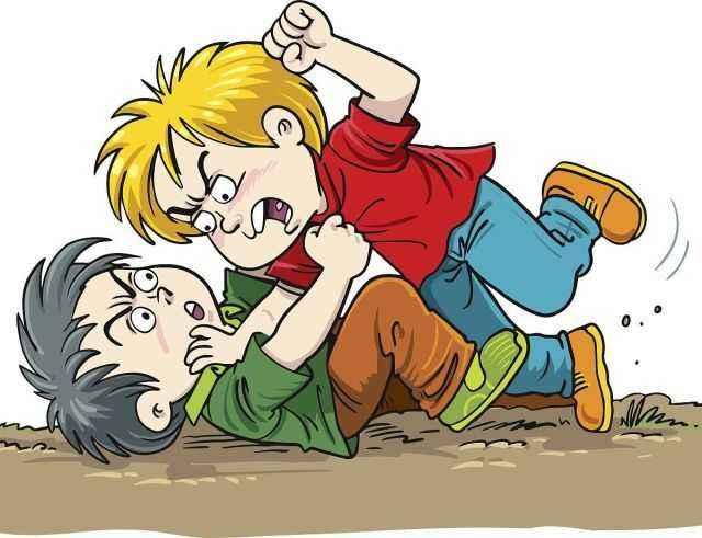 两个五年级男生打架，场面相当激烈，最后两人抱在一起在地上翻滚起来。突然，其中一个