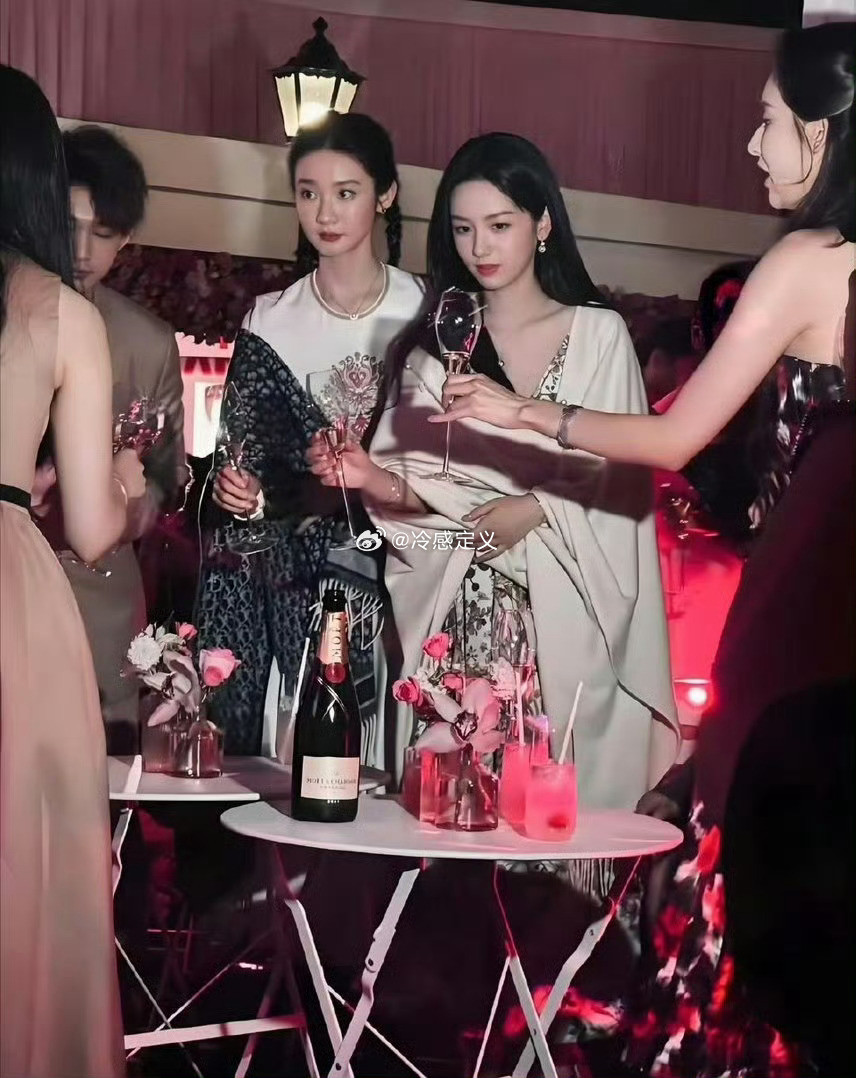 好像突然理解了为什么霸总能在人群中一眼锁定女主了