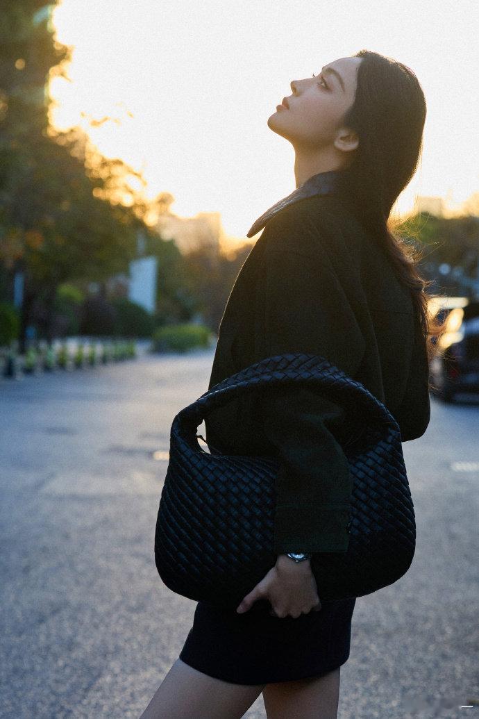 谁还没注意到娜扎是单眼皮？没有双眼皮反而更显独特，那种自然的美感完全不刻意，看着