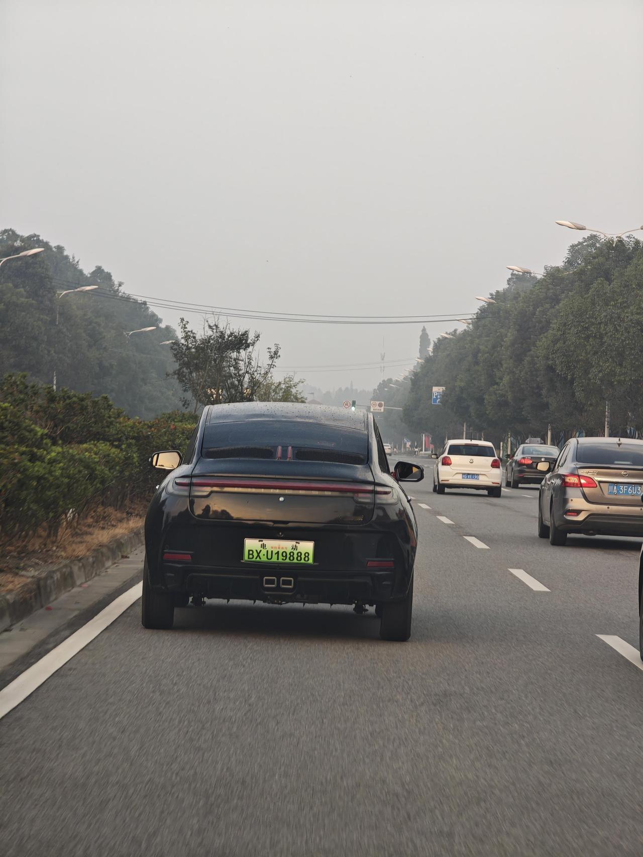 马斯克来了都得楞三秒智能语音牌的车，挣了钱高低得买一辆，回村倍儿有面子话