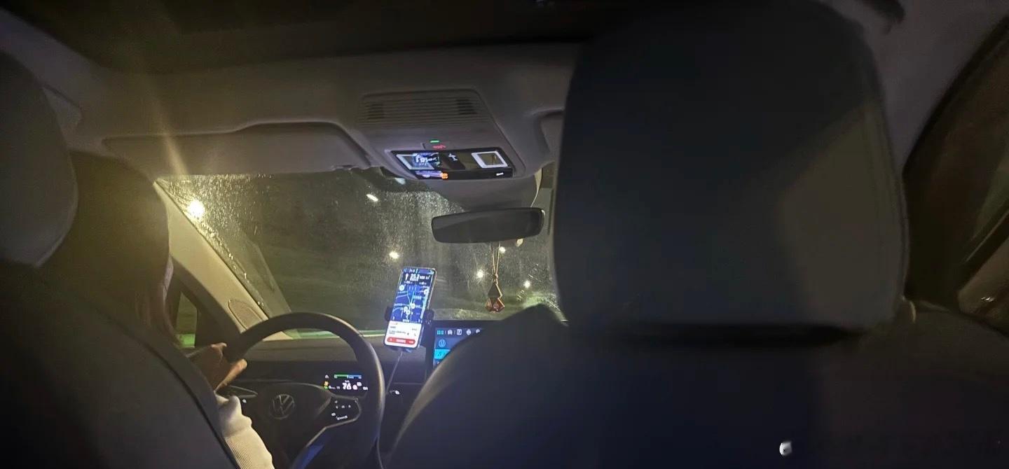 打了辆上汽大众ID7，是个女司机。这车厂家官宣续航650公里，这个季节开空调能跑