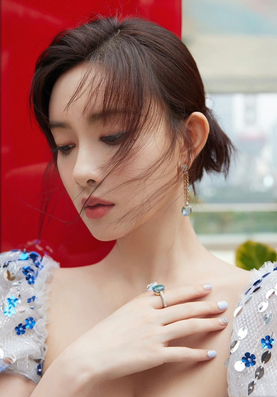 孟子义，白纱轻盈，钻饰点缀，柔美精致的魅力穿搭。孟子义