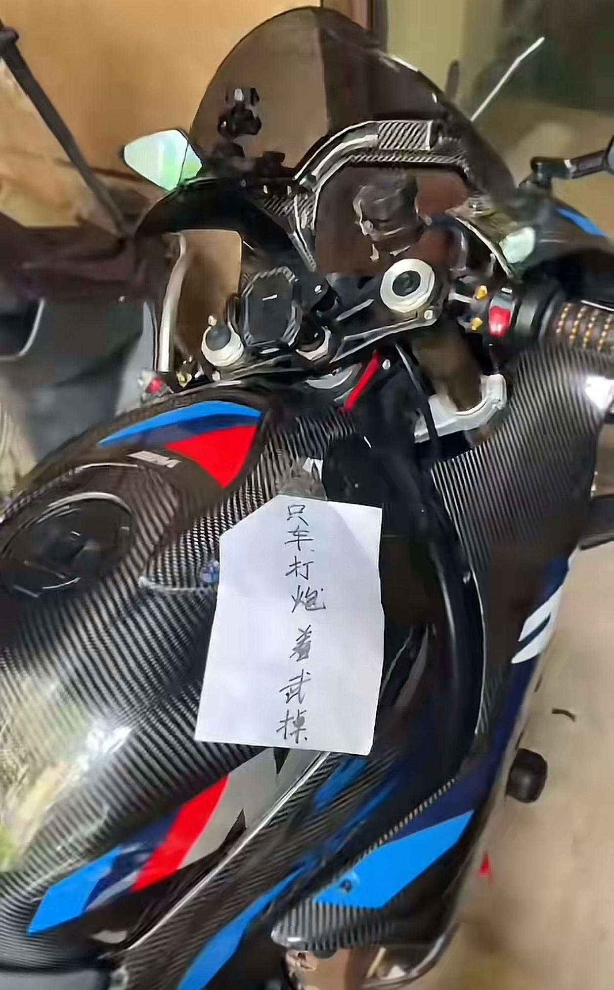 广东汕头，7月1日一位网友分享，他的摩托车正常停放着，等他去骑车的时候，发现自己