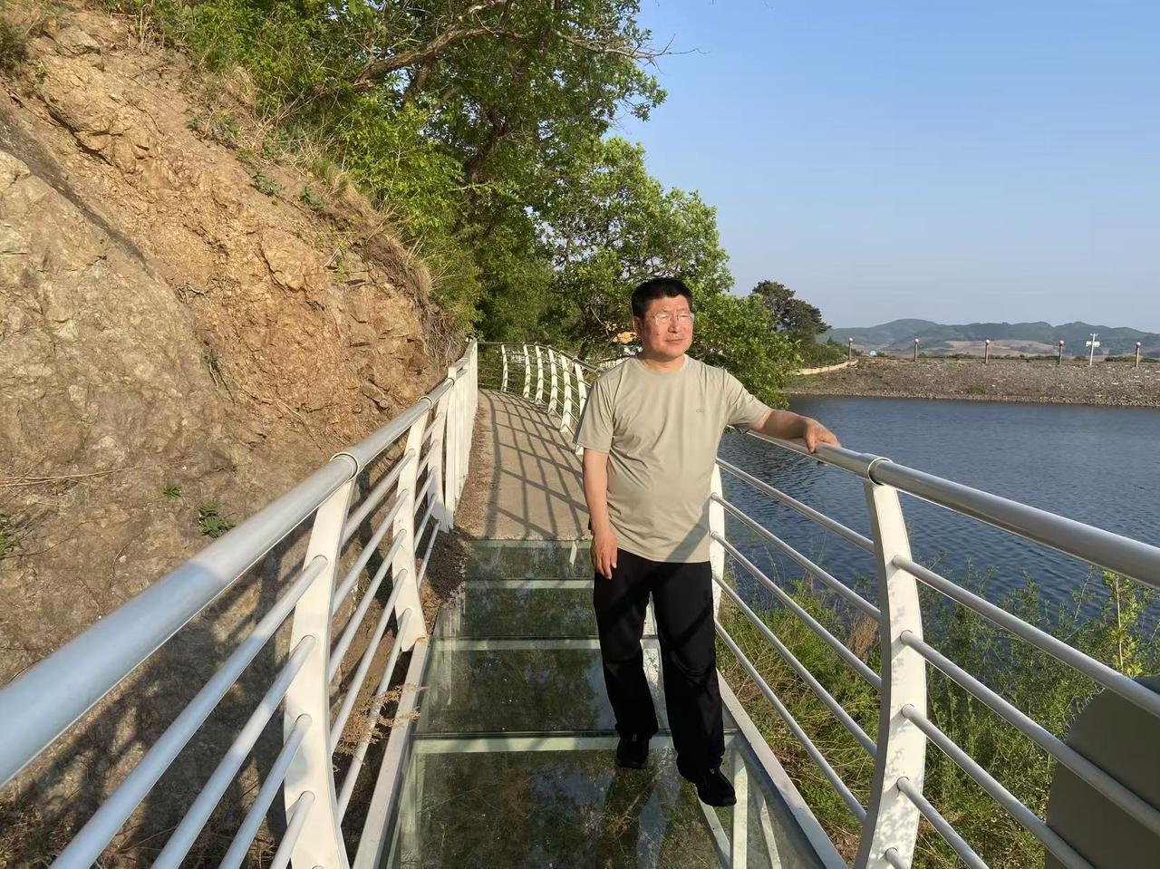 妹妹在袜子厂上班。之前一直在家里帮助丈夫打理家族生意，但由于现在生意惨淡，于是选