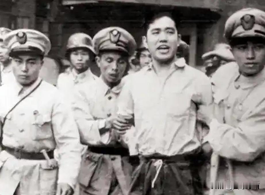 1947年，一名地下党被捕后，以为是被叛徒出卖了，可夜深人静之时，叛徒却悄悄潜入