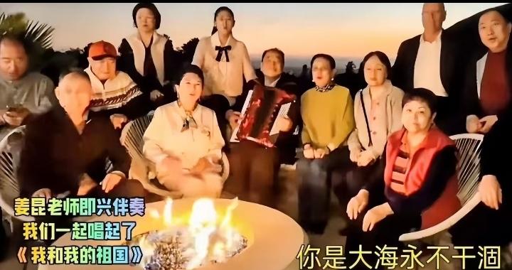 著名相声表演艺术家姜昆老师在美国的大别墅里说：快过年了，特别想念祖国，姜昆老师