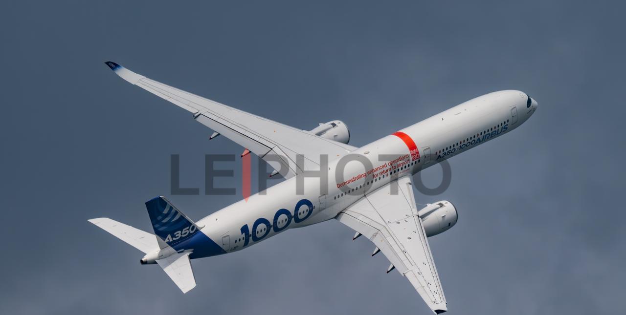 这是一架空客最新的A350-1000型飞机。照片刚修出来给儿子看时他说，这是在空