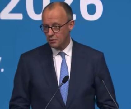 德国总理默茨说了一句大实话，世界有几十亿亿人，而美国只有三亿人，我们没必要听从美