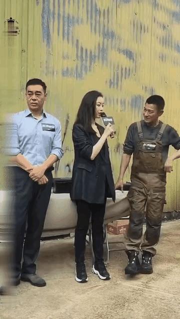 刘德华是确确实实的帅了一辈子，60多岁的他在出席活动时身穿背带裤，活力满满，特别