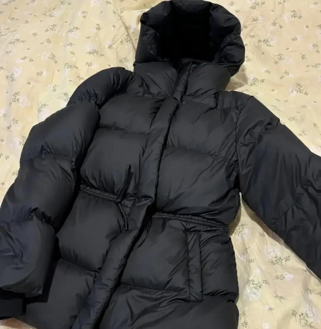 二儿媳妇给婆婆买了件黑色羽绒服，婆婆在群里连发语音夸她贴心。大儿媳妇去年提过买