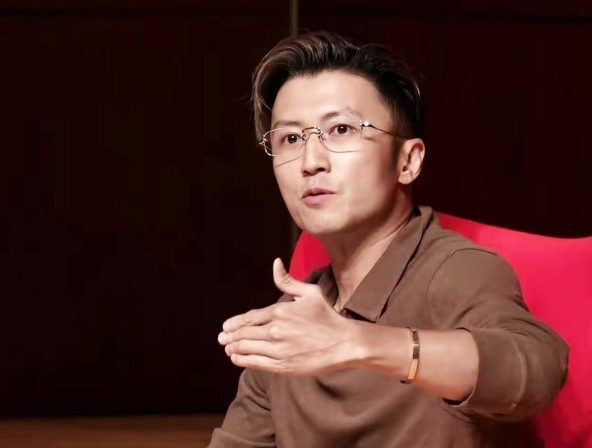 谢霆锋现身香港大学的分享讲座已经46岁的他，身形和精神状态都保持得相当不错。