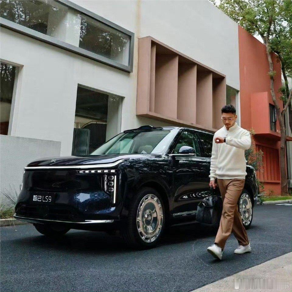 智己五周年实现单月盈利大v聊车新能源汽车智己汽车在成立第五年关键节点，交出了一