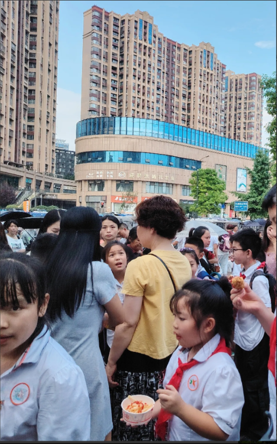 今天接孩子放学，一个阿姨拉住了一个个子较高的小男孩，质问：为什么欺负自己的孙子？