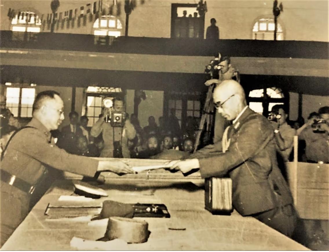何应钦与冈村宁次是同学，受降前一晚，何应钦特意派人传话，暗示冈村宁次仪式上不要随