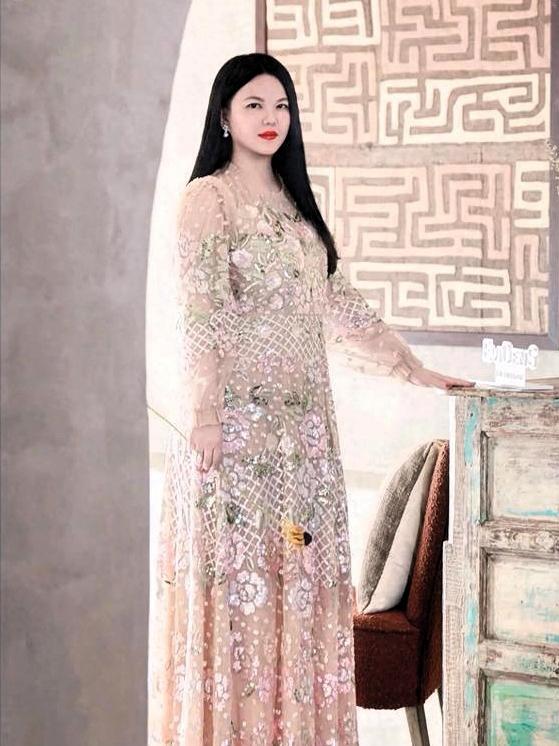 李湘机场这一身太吸睛了！粉色西装套装+黑长直，墨镜一戴气场全开，被网友说“富态”