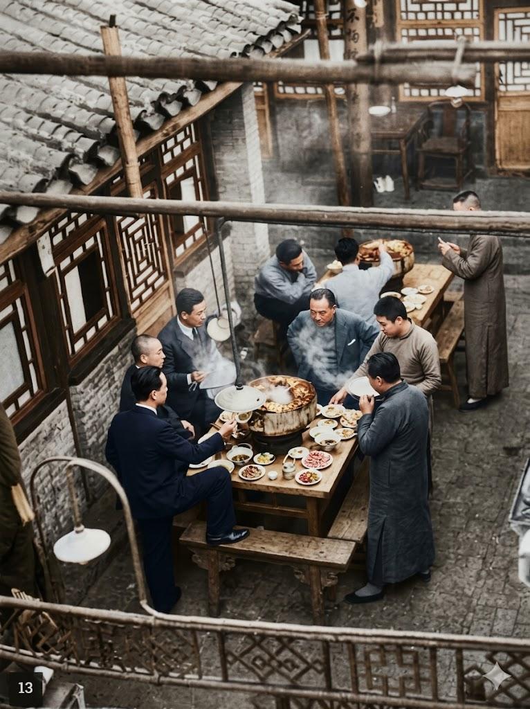 民国，北京正阳楼饭庄，俯视视角拍下四合院天井之内，几张方桌错落摆放，炭火铜锅热气
