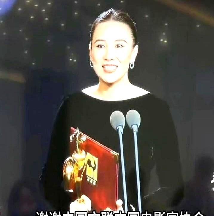 第36届金鸡奖最佳女配角花落钟楚曦，她的获奖感言一出口直接戳中网友心巴！对比宋佳