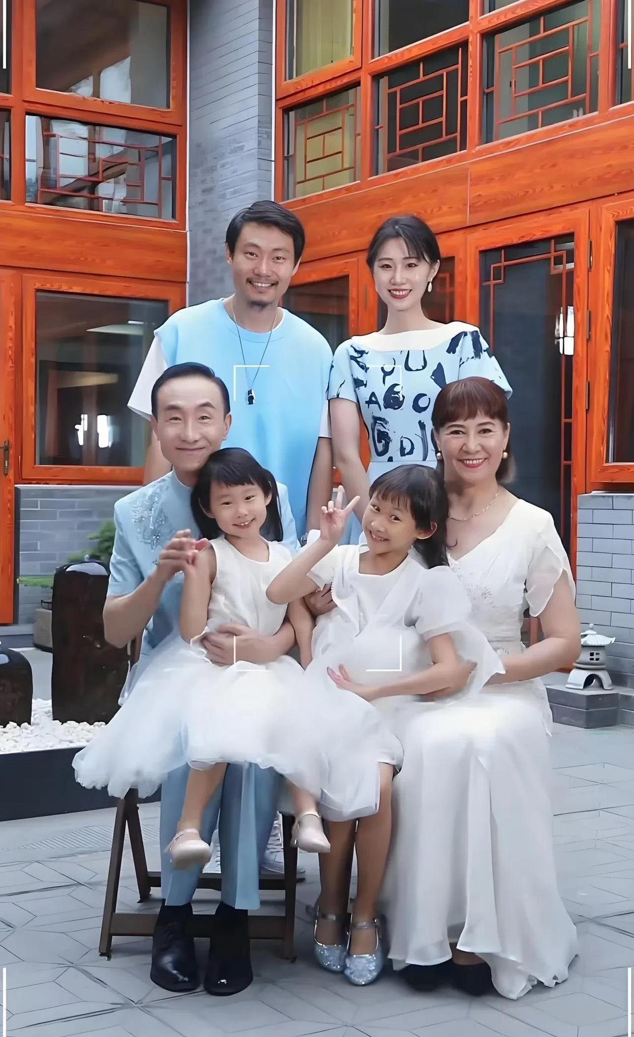 看巩汉林老师这一张全家福，发现巩汉林基因强大啊，老婆和儿媳妇都有一双大眼睛，硬是