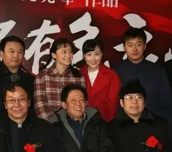 我只认出了左边稳重的是石钟山，身穿暗红色格上衣是梅婷，穿着红色外套是陈曦，右边是