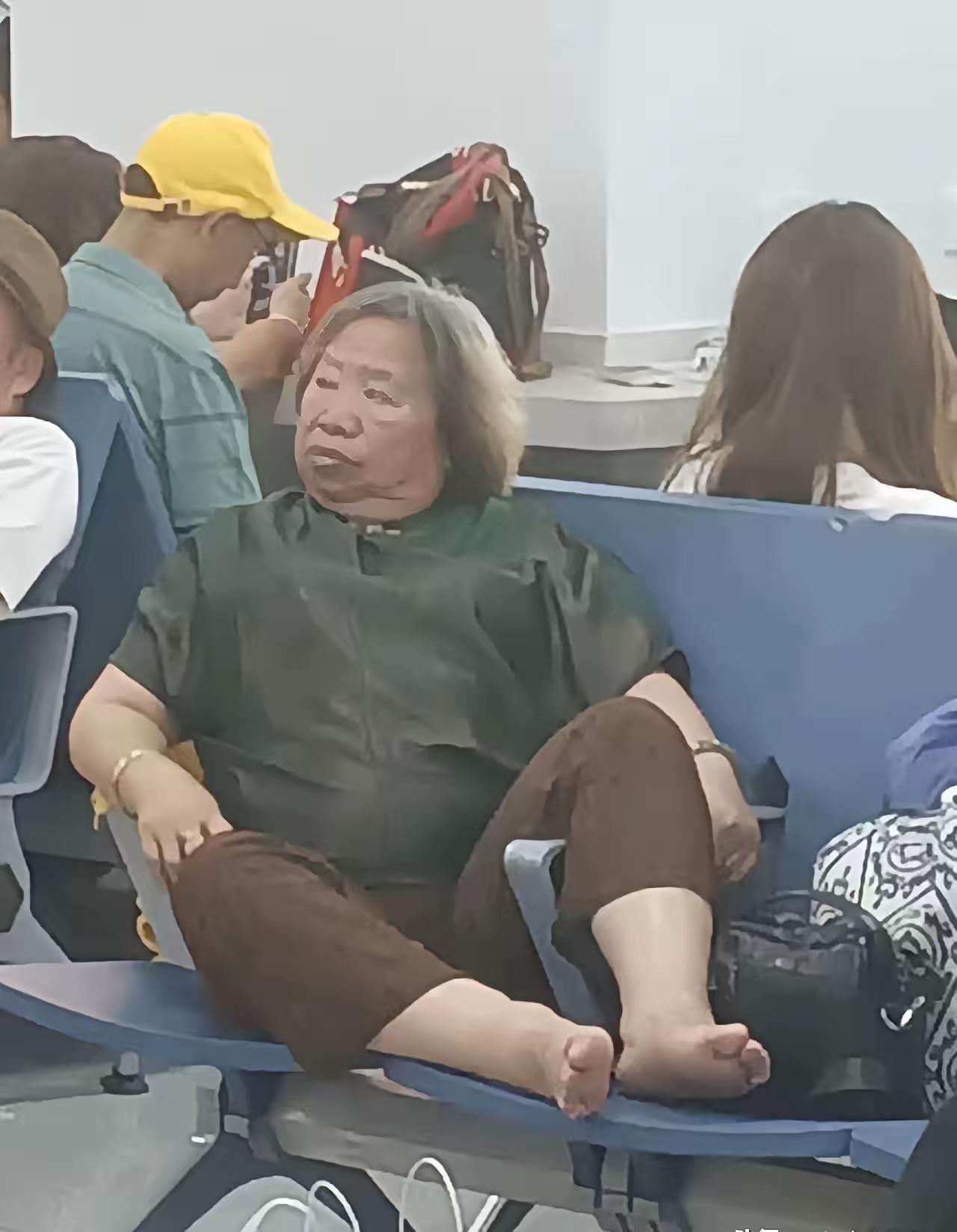 这个老太婆的样子太吓人了，估计车站工作人员也不敢惹[呲牙笑][捂脸哭]