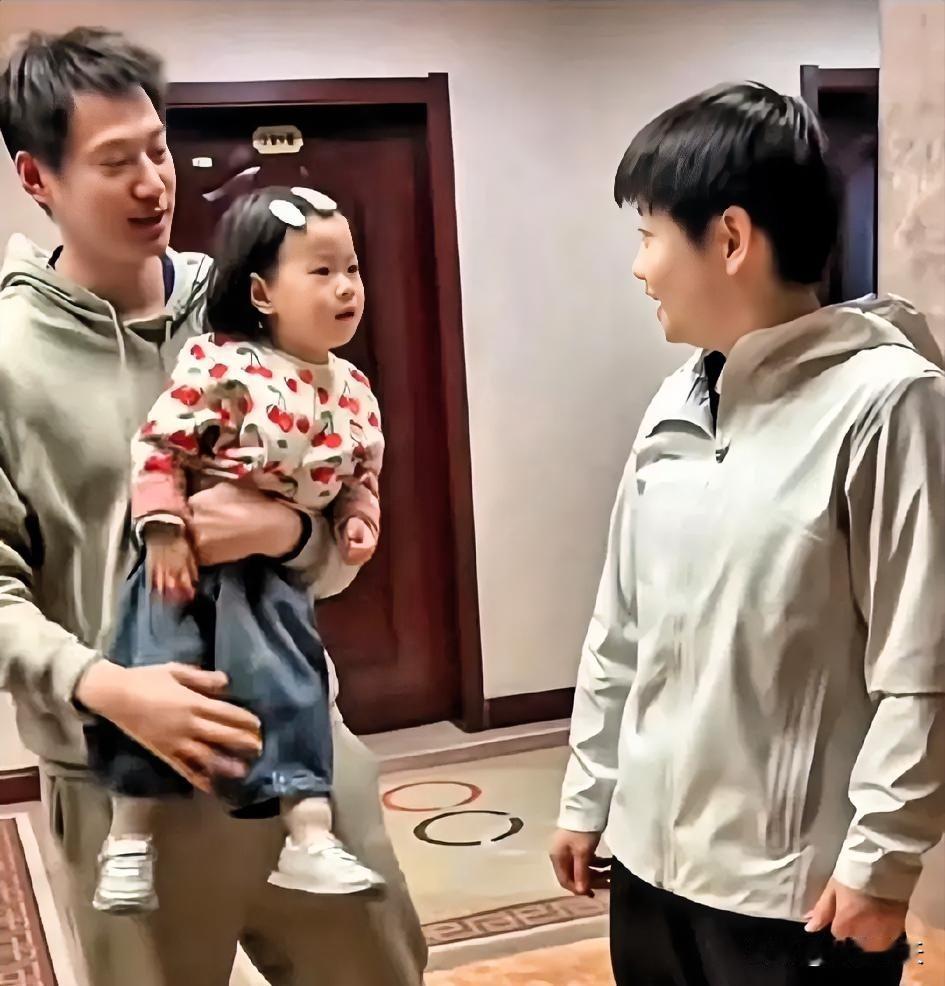 周雨：孙颖莎，别看你奖杯无数，我抱的这样式儿的你一定没有！孙颖莎：别着急，会