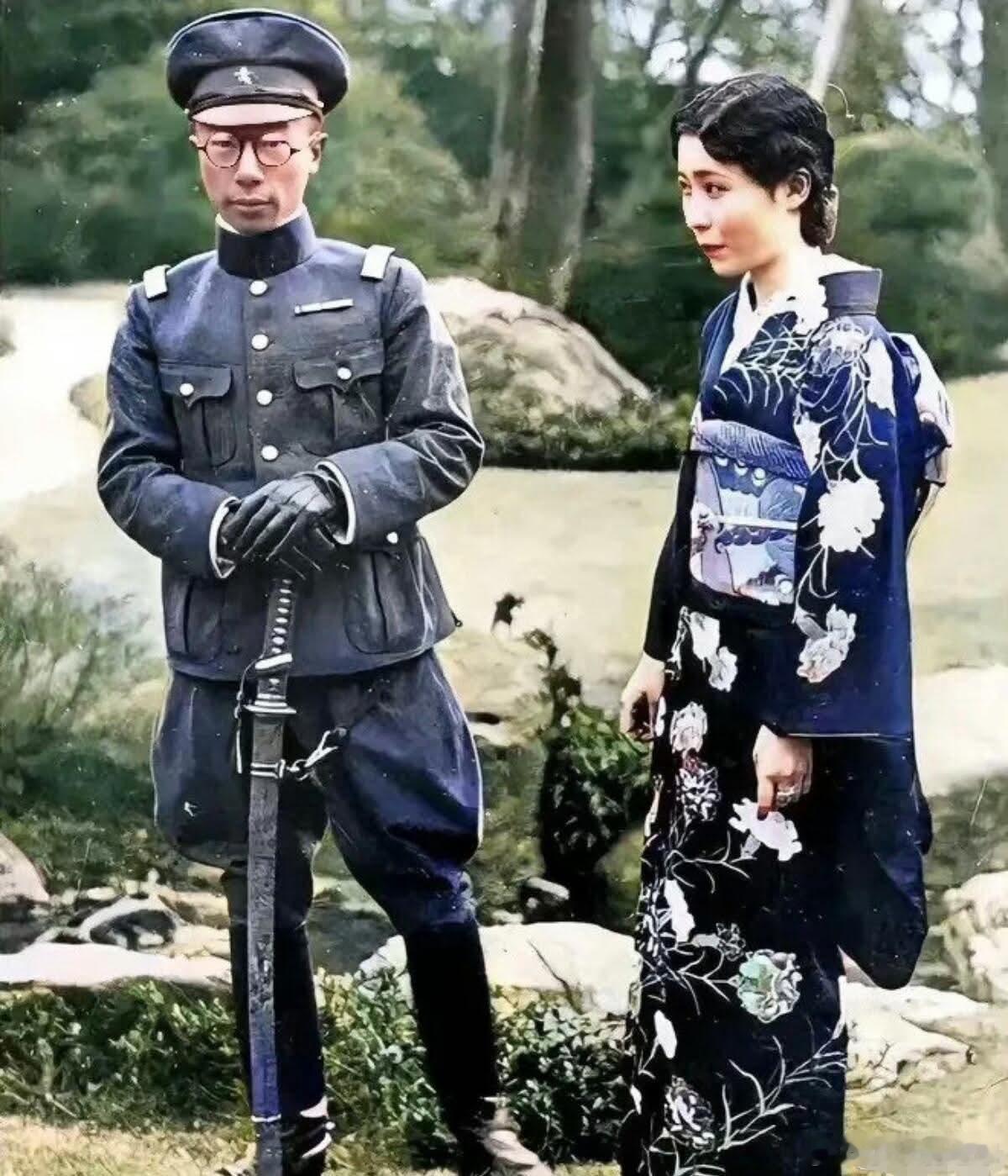 末代皇帝溥仪的弟弟溥杰身着伪满洲国军装，旁边是他的日本妻子佐贺弘。他们原本是19