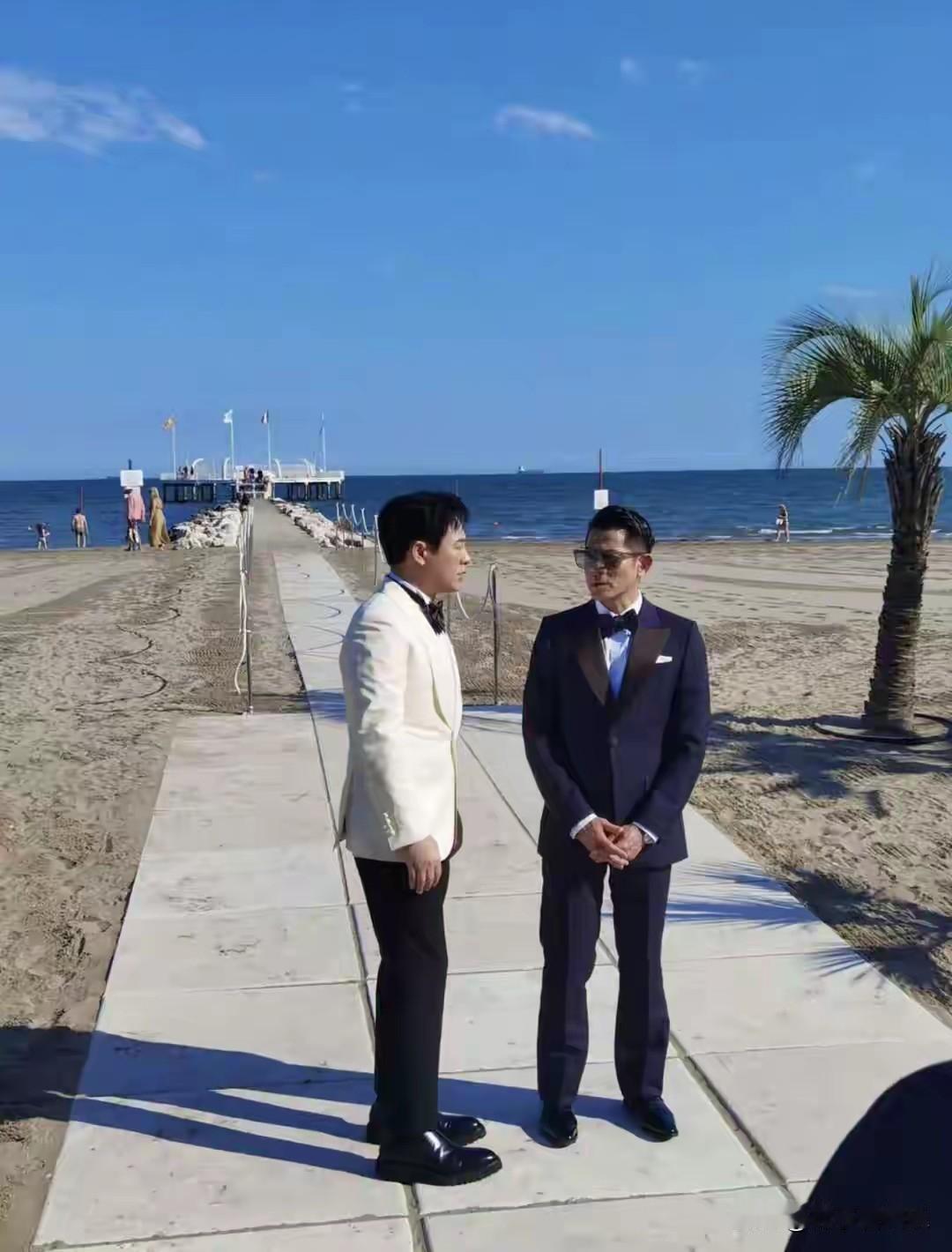 当威尼斯电影节的红毯灯光打在张颂文与郭富城身上时，没人预料到这场“顶流相遇”会以