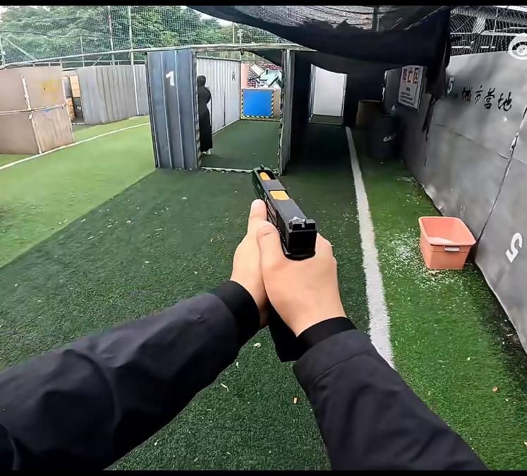 广东中山真人CS现场，小仙女被男子背后偷袭击毙。她回头发现打她的男子，不是主