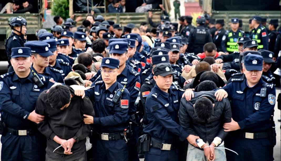 大快人心！公安机关侦破美方通报洗钱案，佟某某等人罪行曝光美方通报的大案告破