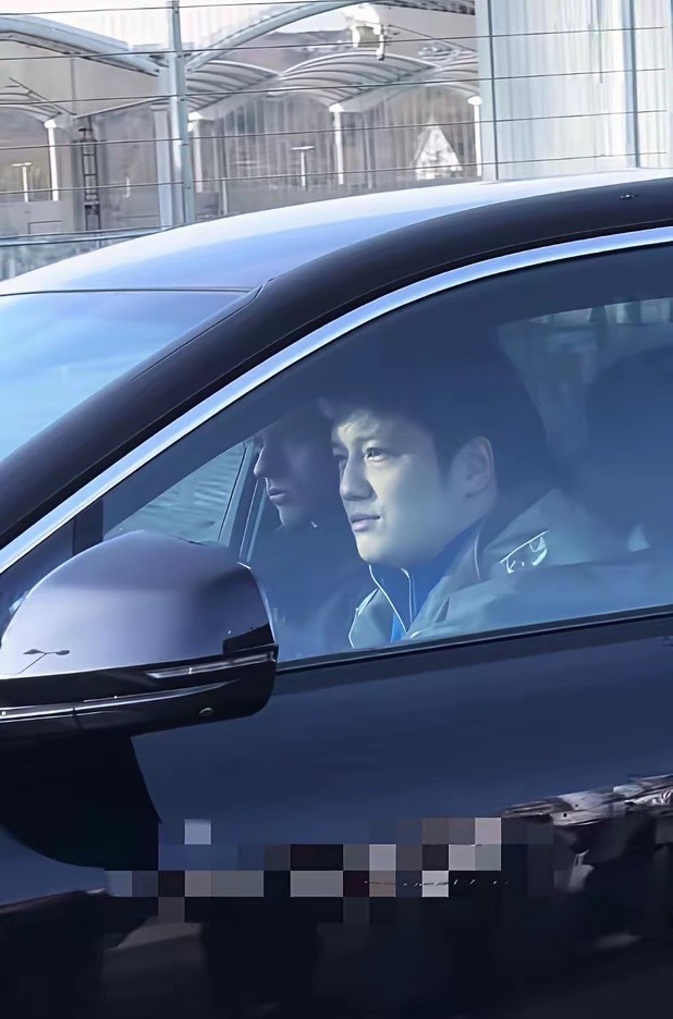 樊振东在德国街头摇下车窗，车牌号是他的生日。这不是官方行程。没有教练跟着，没有长