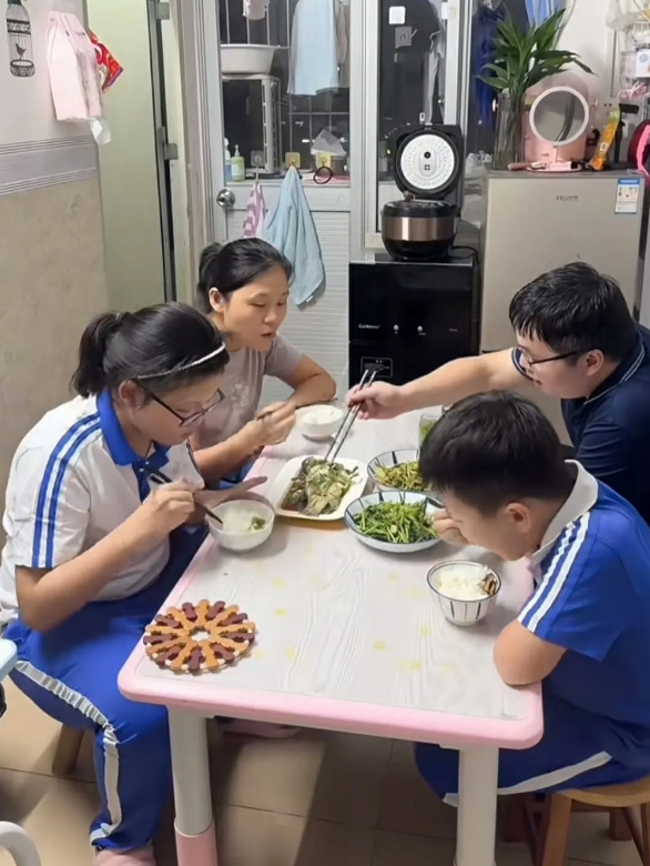 深圳有太多这样的孩子，父母在深圳工作，他们于深圳出生、读书，在深圳长大，和父母