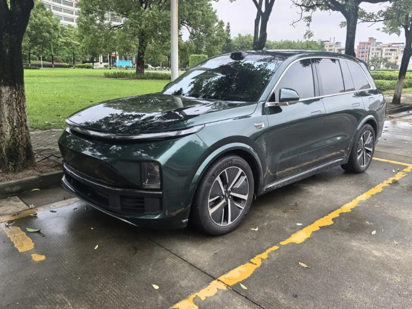 李想就应该拿这个外观，把发动机去掉，改成前备箱，为了区别于增程车型，可以再稍微魔