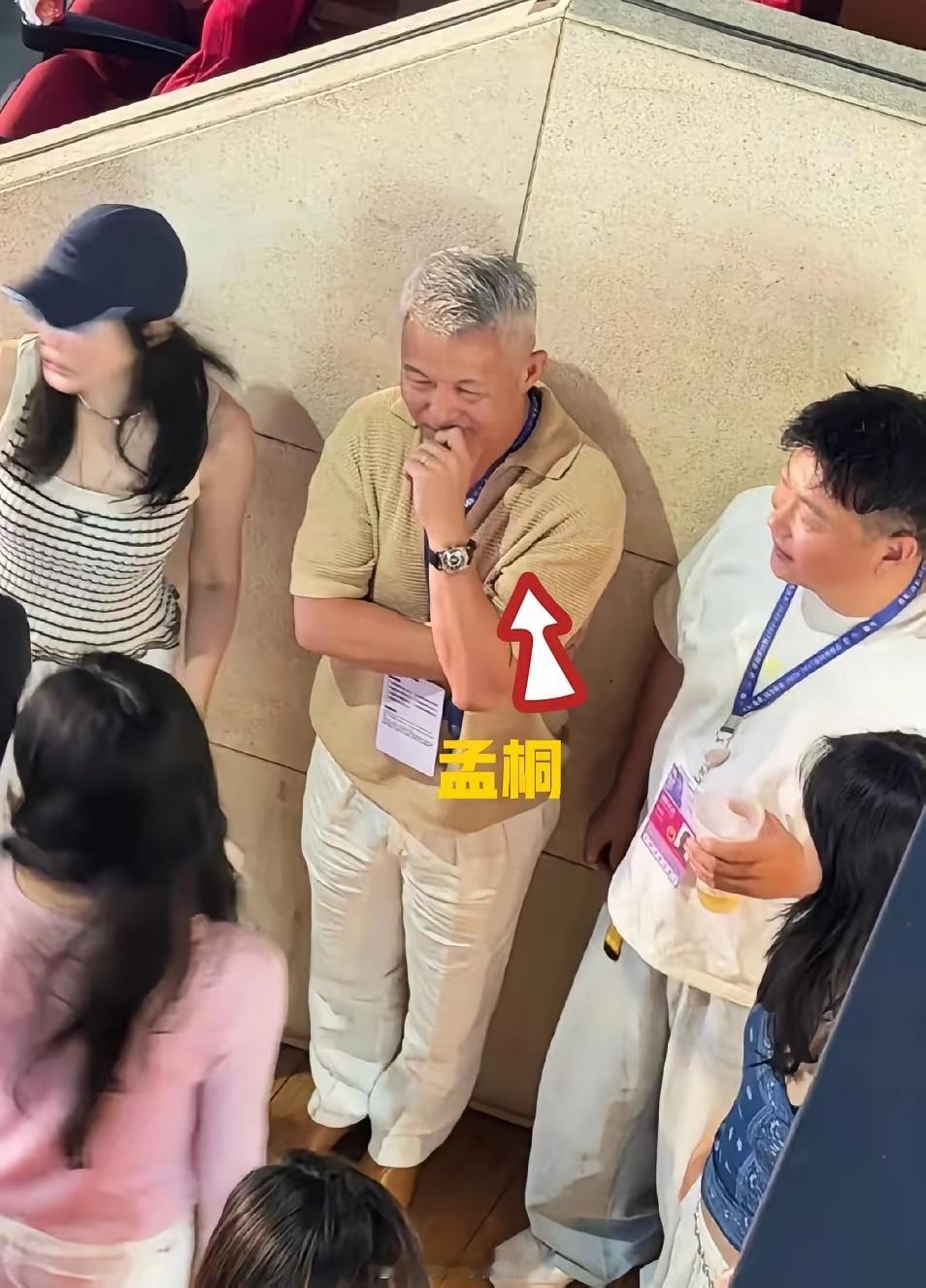 那英老公孟桐这次真去了！花白发卡其Polo，脖子上挂个工作人员通行牌，在后台靠墙